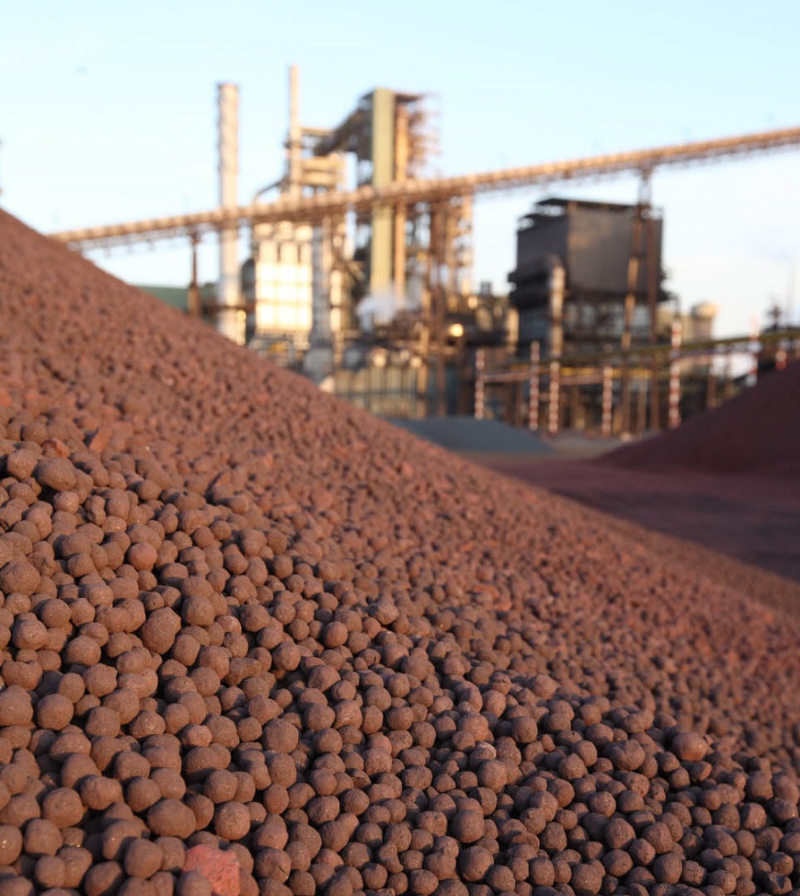 كيف تكون خام الحديد ؟