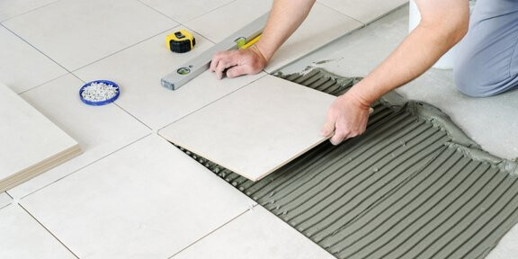 كيف يتم تركيب البلاط أو السيراميك؟