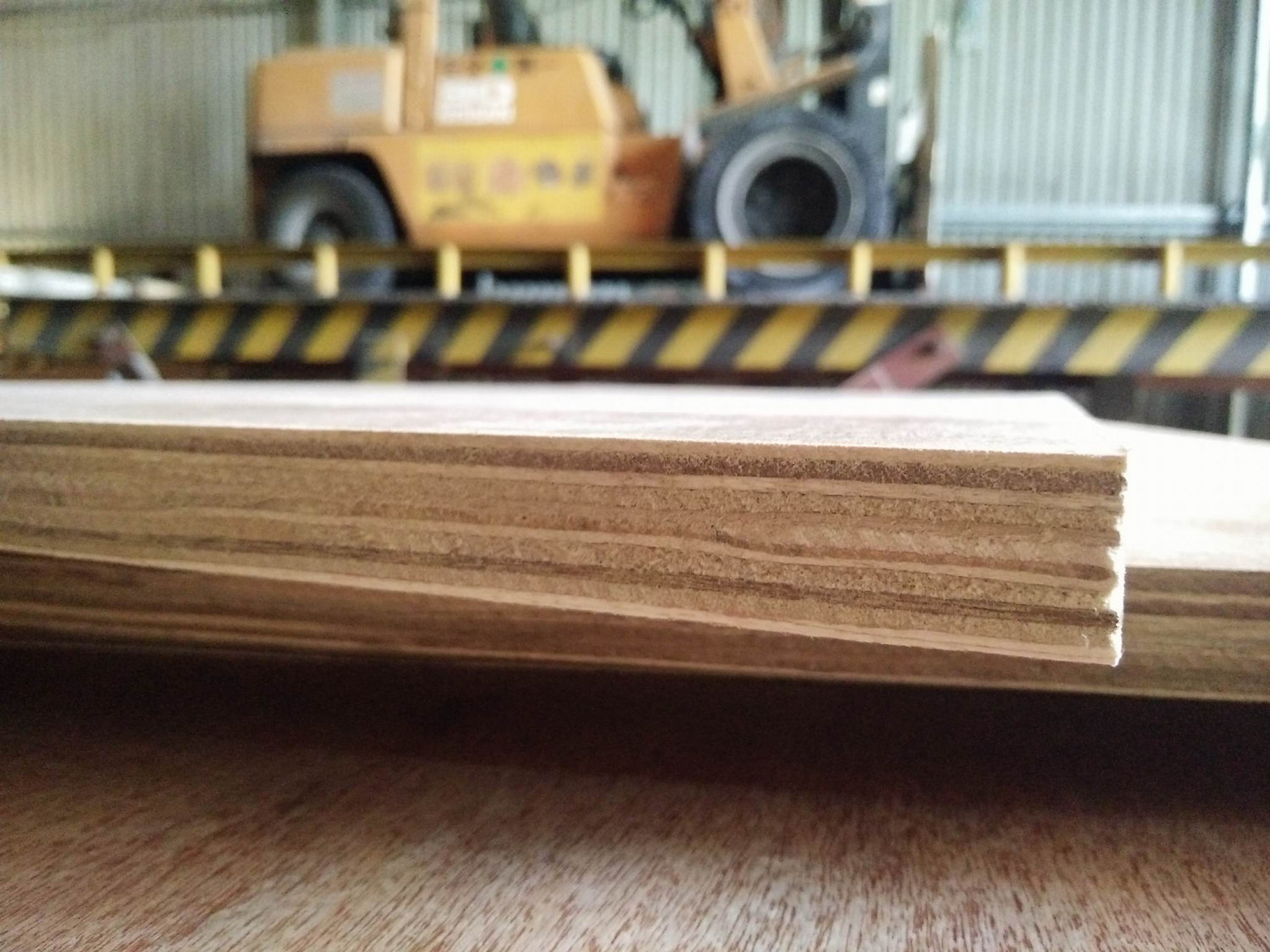 كيف يتم تصنيع خشب الأبلكاش؟