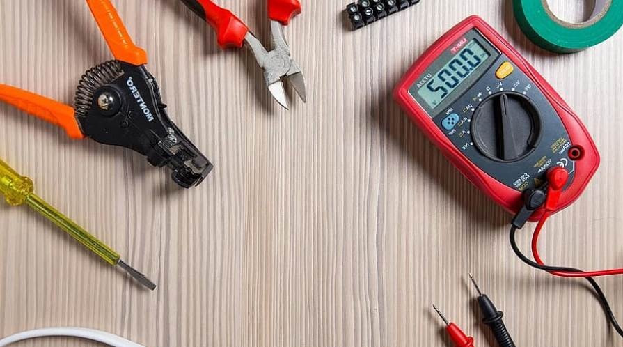 ماهي المعدات الكهربائية التي يستخدمها الكهربائي