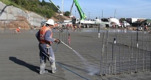 متى أبدأ بمعالجة الخرسانة المسلحة بعد الصبة؟